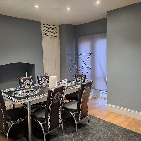 Holiday home Stunning 3-bed House In Manchester Droylsden
