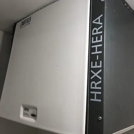 Modern House בית הארחה *