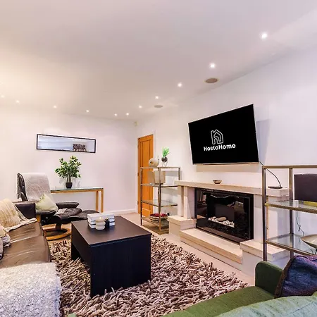 4 Bed House - Sleeps 8 - Free Parking - Manchester *