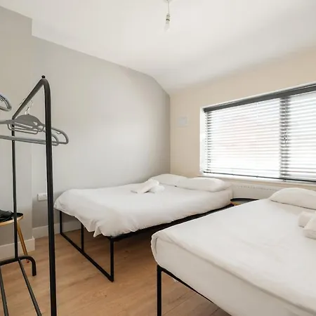 Holiday home Spacious 3br - Pool Table - Games - Sleeps 9 *