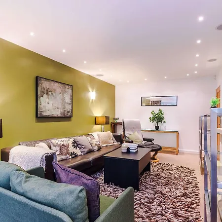 4 Bed House - Sleeps 8 - Free Parking - Manchester *