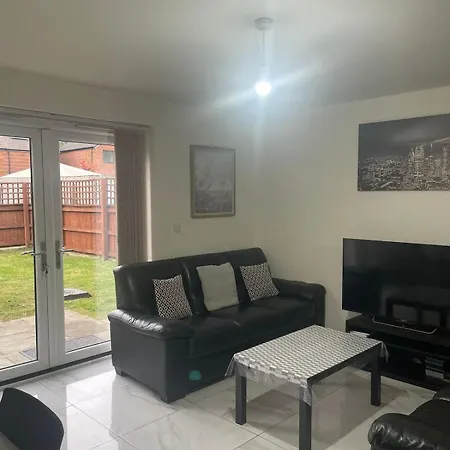 Casa de Férias New 4 Bedroom House Sleeps 7, 5mins Etihad, Coop Live, Centre *