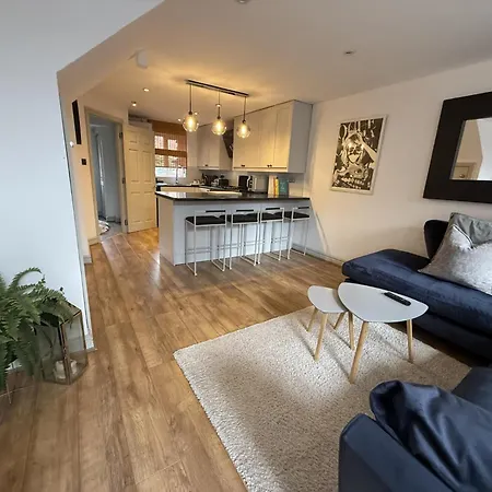 Cosy 4br House, West Didsbury, Bars And Restaurants Close By, Free Parking, Sleeps 8 Сasa de vacaciones Mánchester