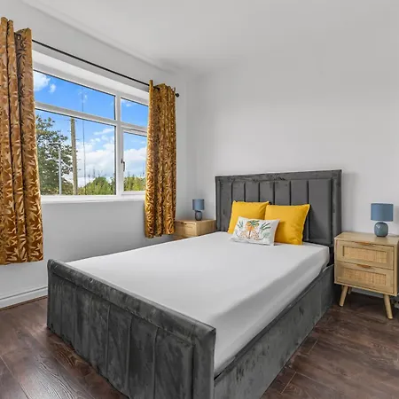 3 Bedroom House 4 Beds Free Parking 2sd *