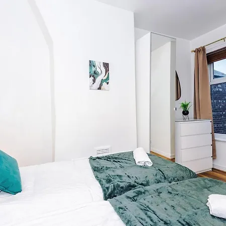 Oldtrafford - Sleeps 6 - Free Parking - Free Wifi