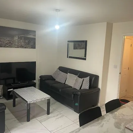 New 5 Bedroom House Sleeps 8, 5mins Etihad, Coop Live, Centre 別荘