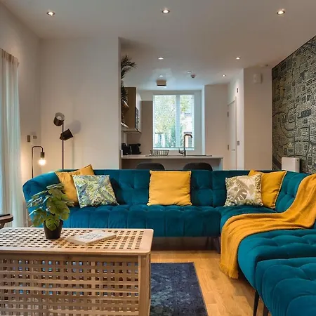 Sleek 4br Townhouse-rooftop-hot Tub Prime Location Holiday home Manchester