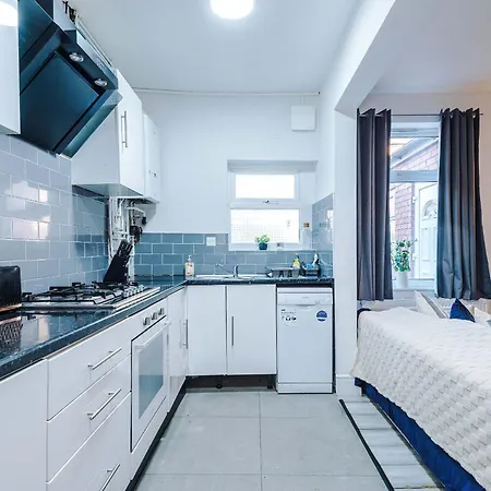 4-bed House Near Centre * Манчестер