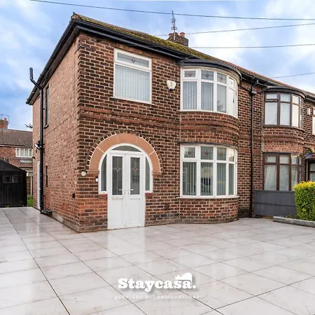 Holiday home Spacious 4-bed Near Didsbury