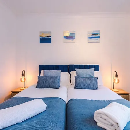 4 Bed House - Sleeps 8 - Free Parking - Manchester *