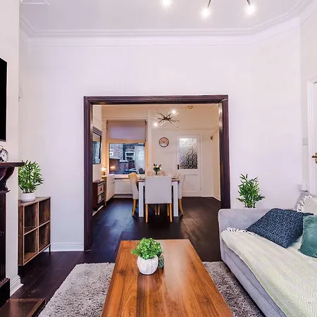 Oldtrafford - Sleeps 6 - Free Parking - Free Wifi 別荘 *