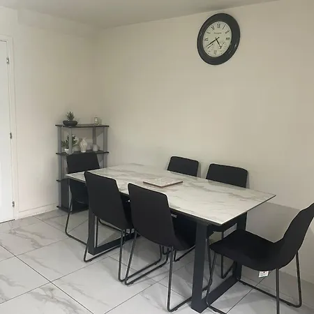 New 4 Bedroom House Sleeps 7, 5mins Etihad, Coop Live, Centre Mánchester