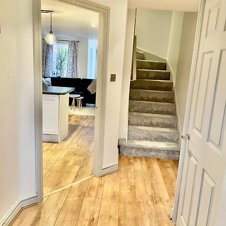 Cosy 4br House, West Didsbury, Bars And Restaurants Close By, Free Parking, Sleeps 8 Holiday home *