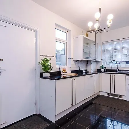 Oldtrafford - Sleeps 6 - Free Parking - Free Wifi *