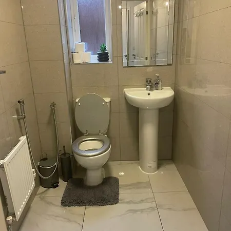 New 4 Bedroom House Sleeps 7, 5mins Etihad, Coop Live, Centre Nyaraló Manchester