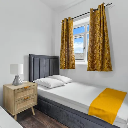 Дом отдыха 3 Bedroom House 4 Beds Free Parking 2sd