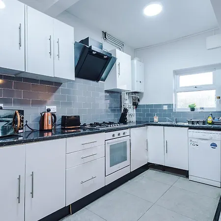 4-bed House Near Centre *