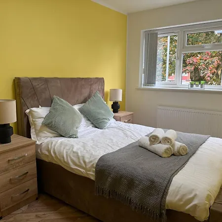 Spacious 4br Near Old Trafford Sleeps 7! Holiday home Manchester