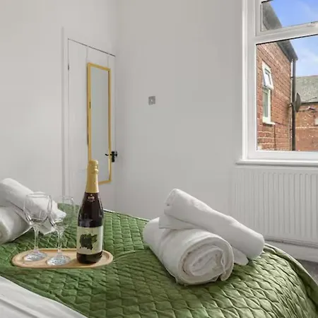 Family - Sleeps 6 - Garden - Parking Manchester
