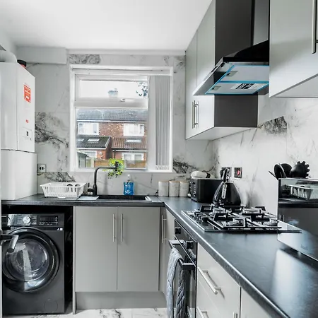 Holiday home Spacious 4-bed Near Didsbury Manchester