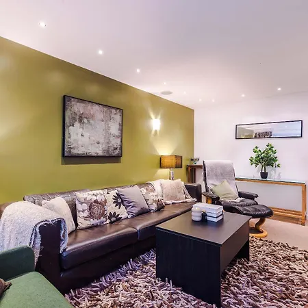 4 Bed House - Sleeps 8 - Free Parking - Manchester *