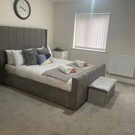 New 4 Bedroom House Sleeps 7, 5mins Etihad, Coop Live, Centre * Mánchester