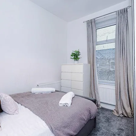 Oldtrafford - Sleeps 6 - Free Parking - Free Wifi *