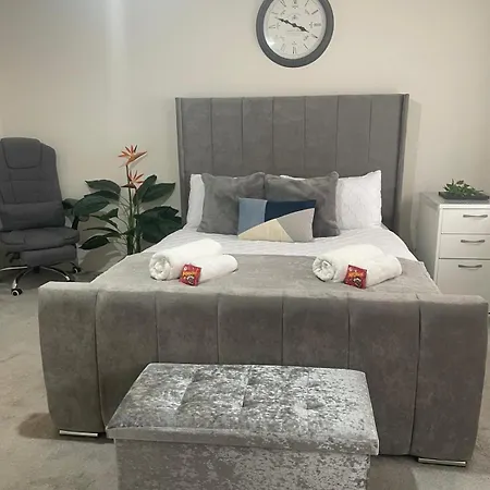 Casa de Férias New 4 Bedroom House Sleeps 7, 5mins Etihad, Coop Live, Centre