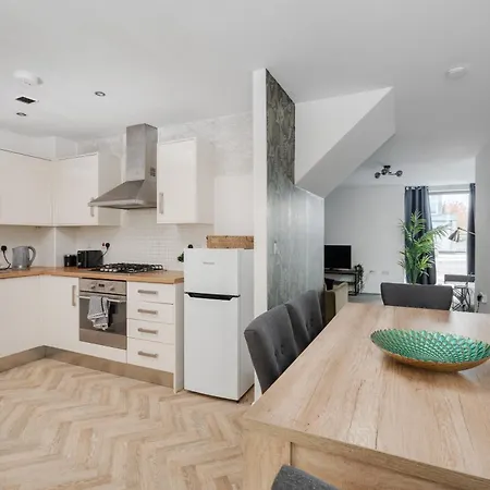 Nyaraló Chic 3bd Abode With Pool Table - Etihad - Coop Live - Free Parking Manchester
