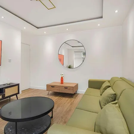 Pensionat Guestready - Charming Retreat With Private Patio Manchester