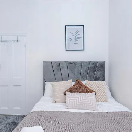 Oldtrafford - Sleeps 6 - Free Parking - Free Wifi