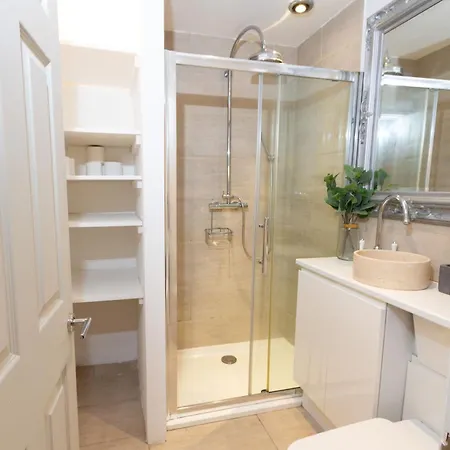 Holiday home Cosy 4br House, West Didsbury, Bars And Restaurants Close By, Free Parking, Sleeps 8