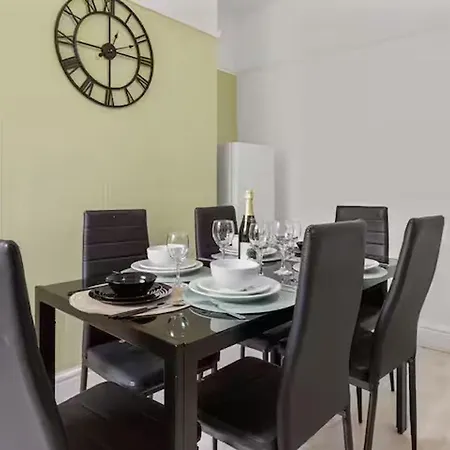 Family - Sleeps 6 - Garden - Parking 펜션 *