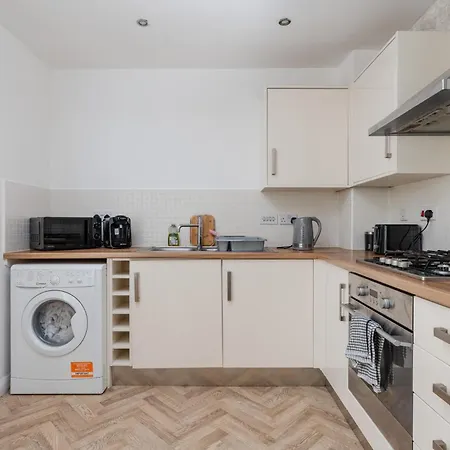 Chic 3bd Abode With Pool Table - Etihad - Coop Live - Free Parking