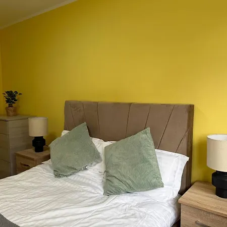 Spacious 4br Near Old Trafford Sleeps 7! * Манчестер