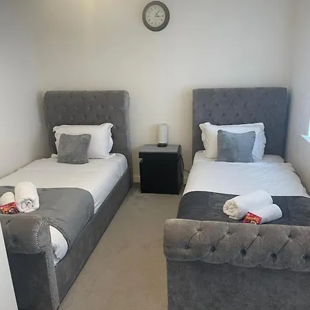 New 5 Bedroom House Sleeps 8, 5mins Etihad, Coop Live, Centre 別荘 *