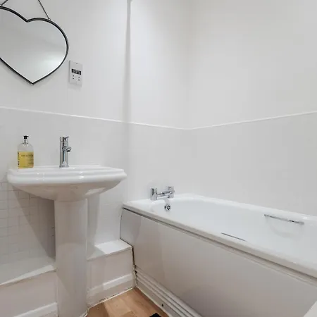 Chic 3bd Abode With Pool Table - Etihad - Coop Live - Free Parking בית נופש *