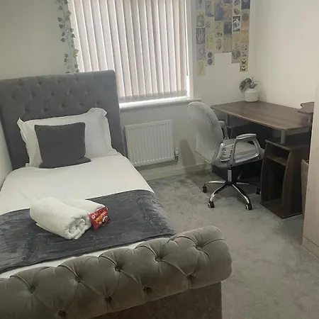 New 5 Bedroom House Sleeps 8, 5mins Etihad, Coop Live, Centre *