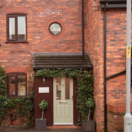 Feriehus Cosy 4br House, West Didsbury, Bars And Restaurants Close By, Free Parking, Sleeps 8 Manchester