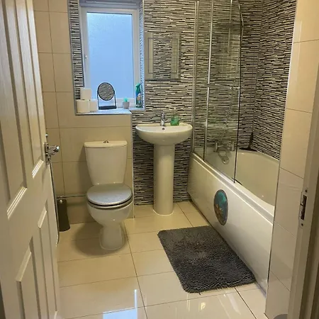 New 5 Bedroom House Sleeps 8, 5mins Etihad, Coop Live, Centre 別荘