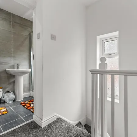 3 Bedroom House 4 Beds Free Parking 2sd *