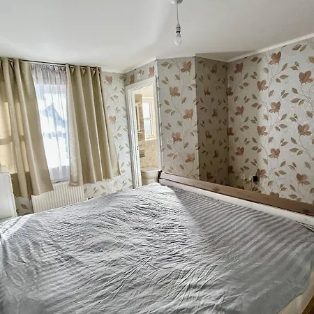 Casa de hóspedes Salford Detached House With Ensuite King *