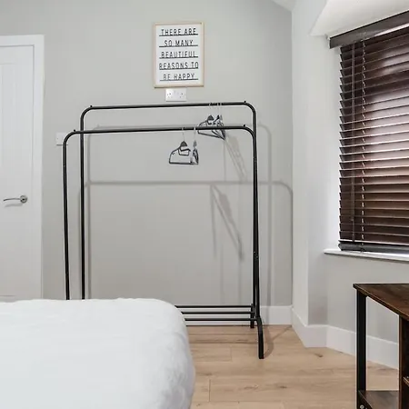 Spacious 3br - Pool Table - Games - Sleeps 9 * Manchester