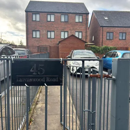 Casa de Férias New 4 Bedroom House Sleeps 7, 5mins Etihad, Coop Live, Centre *