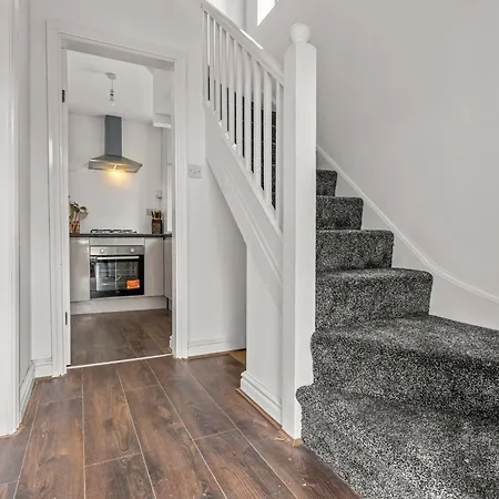 3 Bedroom House 4 Beds Free Parking 2sd