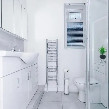 Oldtrafford - Sleeps 6 - Free Parking - Free Wifi 別荘