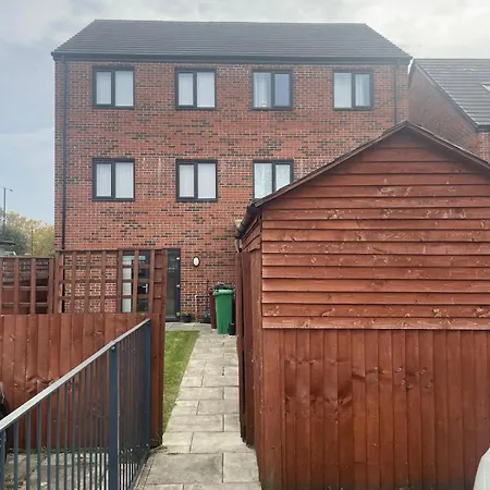 Casa de Férias New 4 Bedroom House Sleeps 7, 5mins Etihad, Coop Live, Centre *