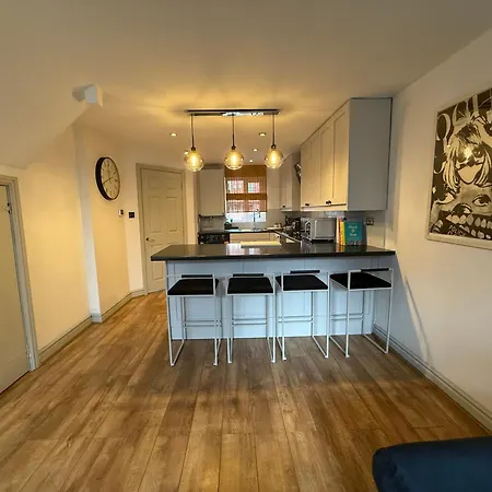 Cosy 4br House, West Didsbury, Bars And Restaurants Close By, Free Parking, Sleeps 8 Mánchester