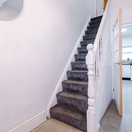 4-bed House Near Centre *