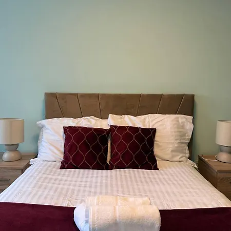 Spacious 4br Near Old Trafford Sleeps 7! * Манчестер